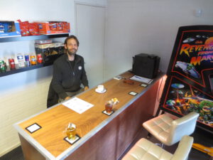 Wim, gastheer van het team en barman bij Pinball Eindhoven